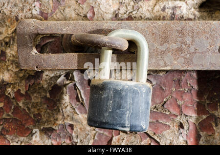 Ancien cadenas rouillés endommagés sur les portes en bois surface. Banque D'Images