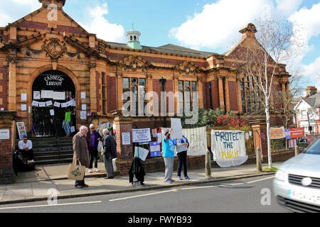 Militants contre la fermeture par le Conseil de Lambeth de la Bibliothèque Carnegie à Herne Hill, dans le sud de Londres. Banque D'Images