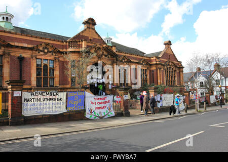 Militants contre la fermeture par le Conseil de Lambeth de la Bibliothèque Carnegie à Herne Hill, dans le sud de Londres. Banque D'Images