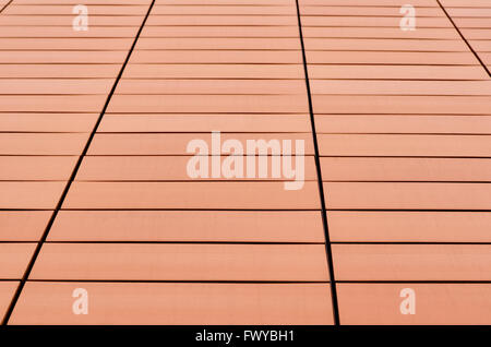 Lot de tuiles orange sur grand bâtiment mur Banque D'Images