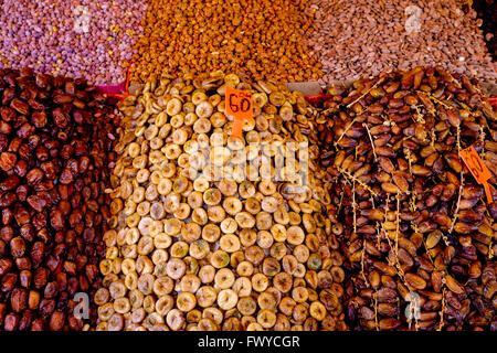 Les figues, les dattes et les amandes en vente sur un étal dans la médina, Marrakech, Maroc, Afrique du Nord Banque D'Images