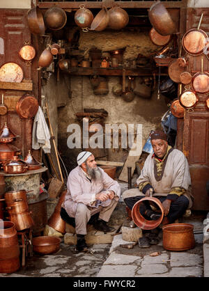 Chaudronnier à Fes el Bali le chaudronnier lane dans les Souks de la Médina de Fes, Maroc Banque D'Images