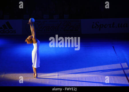 Natalia Godunko (Ukraine) lors du spectacle Concert gala à la gymnastique rythmique Deriugina Cup le 18 mars 2012 à Kiev, Ukraine Banque D'Images