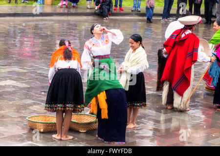 Ingapirca, Equateur - 20 juin 2015 : Des groupes non identifiés des populations autochtones de célébrer les dons de la Terre Mère, l'Inti Raymi Banque D'Images