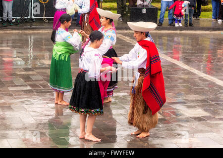Ingapirca, Equateur - 20 juin 2015 : Des jeunes garçons et filles en costume traditionnel de l'Inti Raymi célébrant Banque D'Images
