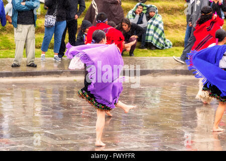 Ingapirca, Equateur - 20 juin 2015 : les femmes et les hommes non identifiés danseurs célébrant Inti Raymi, fête du Soleil à Ingapirca Banque D'Images