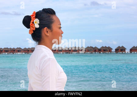 À la fille au bord de l'Atlantique, Maldives Banque D'Images