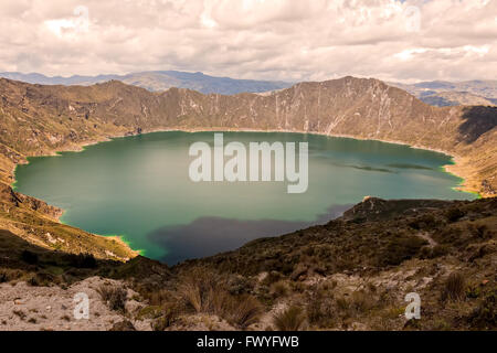 Lac de Quilotoa est la Caldeira remplis d'eau qui a été formé par l'effondrement du volcan après une éruption catastrophique Banque D'Images