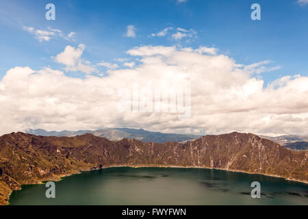 Lagon Turquoise, la moitié de la Lagune de Quilotoa, Equateur, Amérique du Sud Banque D'Images