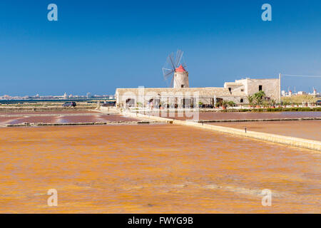 Moulin Derrière Culcasi salines, réserve naturelle des salines de sel des marais, Via del Sale, Route du Sel, Nubia Banque D'Images