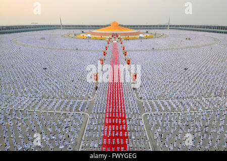 Makha Bucha Day, Magha Puja bouddhiste theravada, jour férié, la réunion de masse avec des moines et des religieux dans le Wat Phra Dhammakaya Banque D'Images