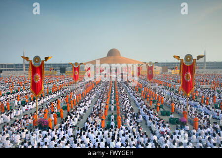 Makha Bucha Day, Magha Puja bouddhiste theravada, jour férié, la réunion de masse avec des moines et des religieux dans le Wat Phra Dhammakaya Banque D'Images