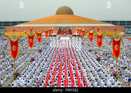 Makha Bucha Day, Magha Puja bouddhiste theravada, jour férié, la réunion de masse avec des moines et des religieux dans le Wat Phra Dhammakaya Banque D'Images