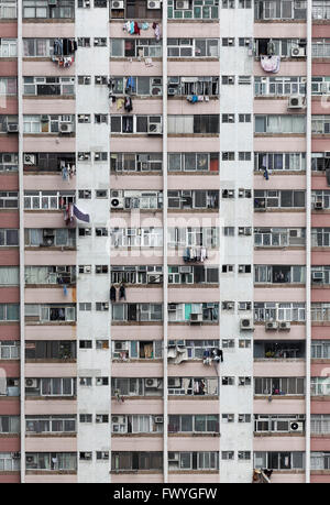 Racleur avant ciel avec des climatiseurs, Ping Shek Estate, développement du logement de 1970, Kwun Tong, Kowloon Banque D'Images