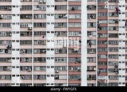 Racleur avant ciel avec des climatiseurs, Ping Shek Estate, développement du logement de 1970, Kwun Tong, Kowloon Banque D'Images