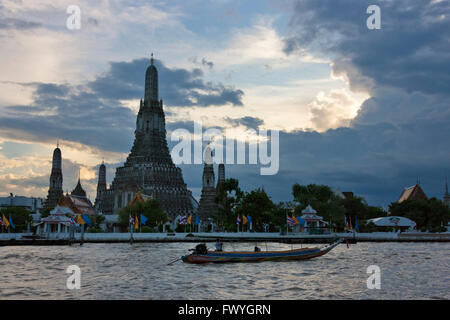 Wat Arun sur la rivière Chao Praya, à Bangkok, Thaïlande Banque D'Images