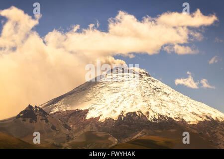 L'équateur plus haut volcan actif, le Cotopaxi, Crache les cendres et la fumée, l'Amérique du Sud Banque D'Images