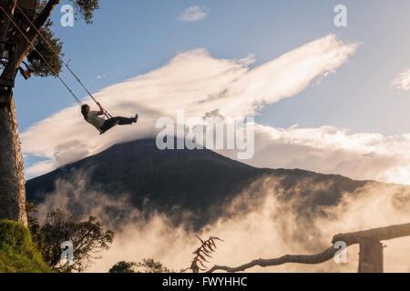 Banos, Equateur - 25 novembre 2015 : l'emplacement unique Swing au-dessus du niveau de la mer, 2 à 600 mètres Banque D'Images