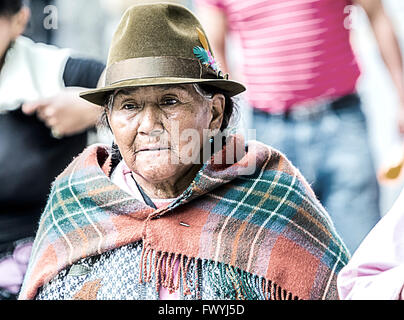 Banos de Agua Santa - 29 novembre 2014 : Vieille Femme autochtone dans les rues de Banos de Agua Santa Dans Banos de Agua Santa Banque D'Images