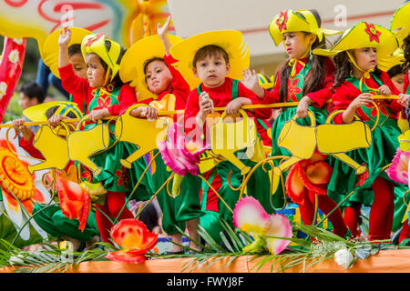 Banos de Agua Santa - 29 novembre : Très beau groupe d'enfants d'Amérique latine fête Le Carnaval dans les rues de la ville de Banos Banque D'Images