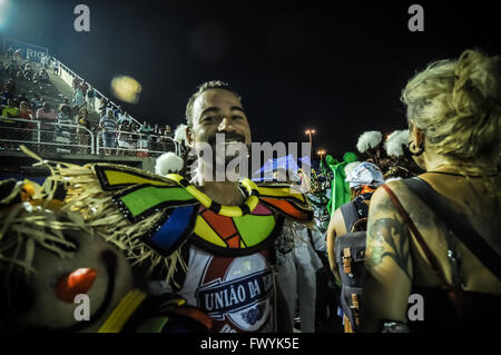 Les artistes interprètes ou exécutants du Carnaval des groupes spéciaux après la parade, accablé, dans la joie, heureux.especil Artistes Grupo dos Banque D'Images