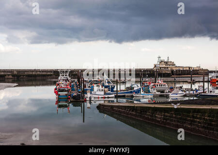 Les nuages de tempête sombre contrastant contre un ciel clair au-dessus du port de Ramsgate, Kent, UK au printemps 2016 Banque D'Images