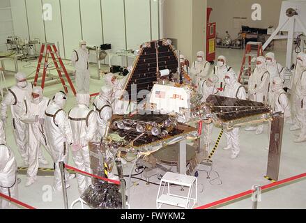 Jet Propulsion laboratory workers fermer les pétales de métal de la sonde Mars Pathfinder à l'assemblage et l'installation d'Encapsulation-2 au Centre spatial Kennedy le 2 octobre 1996 à Cape Canaveral, en Floride. La mission Mars Pathfinder comprend le rover Sojourner visible sur l'un des trois pétales. Banque D'Images