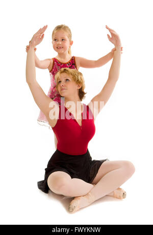 Une maman danse ballerine enseignée par son petit élève qui mains Positions Ballet Banque D'Images