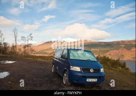 T5, transporter, vanlife, new age, d'aventure, de l'automobile, de l'automobile, bleu, Bretagne, bus, Ecosse, Loch tay, VW, combi, Banque D'Images