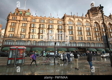 L'extérieur du magasin de luxe Harrods sur gris un jour de tempête, de Brompton Road, London, England, UK Banque D'Images