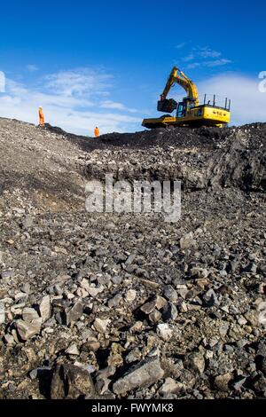 La construction de chemins frontières montrant diggers clearing rocks Banque D'Images