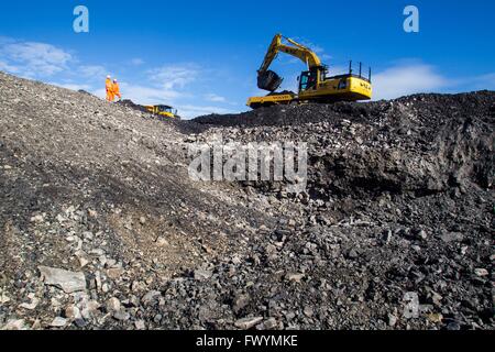 La construction de chemins frontières montrant diggers clearing rocks Banque D'Images