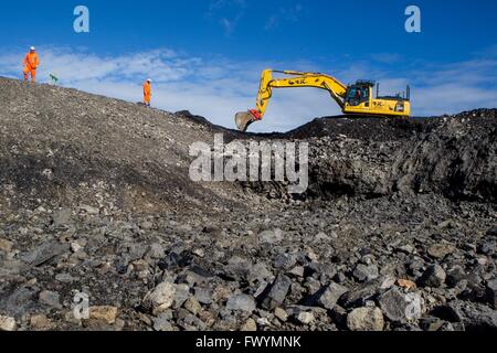 La construction de chemins frontières montrant diggers clearing rocks Banque D'Images