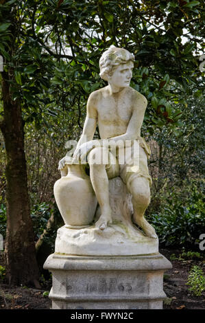Une fontaine statue d'un garçon assis à St James's Park, Londres Angleterre Royaume-Uni UK Banque D'Images