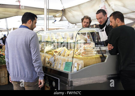 Un client sur le fromage Parmigiano-Reggiano ressemble à un étal de marché en plein air à Rome, Italie Banque D'Images