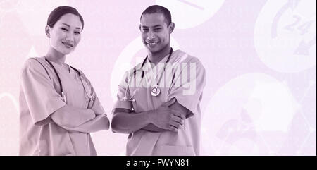 Les chirurgiens de l'hôpital dans les bras croisés Banque D'Images