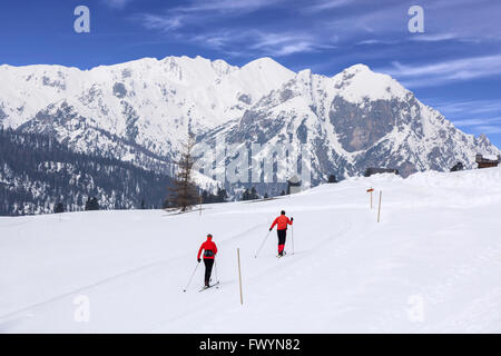 Ski de fond dans le parc naturel Fanes Senes Braies, Dolomites, Italie Banque D'Images