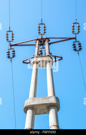 Vue sur le transport de l'électricité contre de ciel bleu en plein soleil Banque D'Images