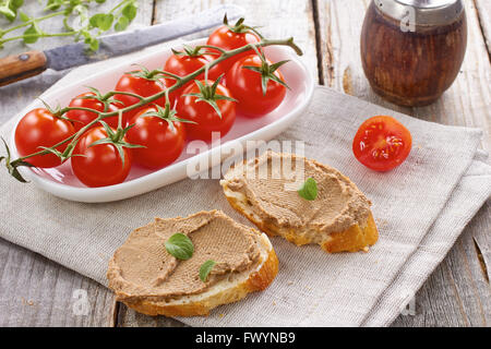 Le pain avec le pâté de foie de poulet et de tomates Banque D'Images