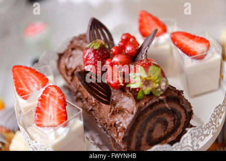 Gâteau au chocolat avec des fraises et de la vanille cupcakes Banque D'Images