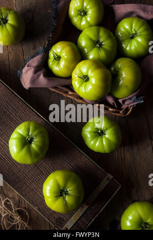 Les tomates vertes biologiques crus prêt à manger Banque D'Images