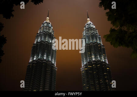 Vue de nuit sur les tours jumelles Petronas, à Kuala Lumpur, Malaisie Banque D'Images