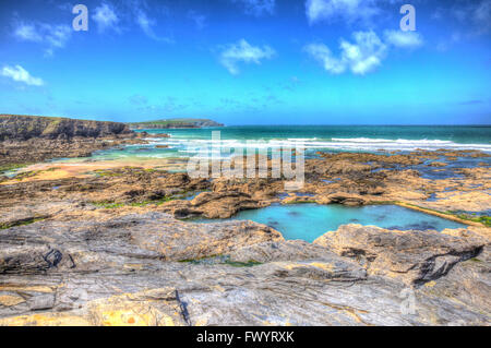 Newtrain Bay North Cornwall Padstow Newquay et côte rocheuse et sur le chemin côtier du sud-ouest avec la couleur et ciel bleu Banque D'Images