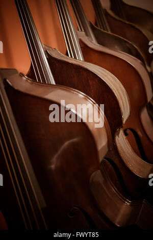 Groupe des violoncelles dans l'atelier luthier Banque D'Images