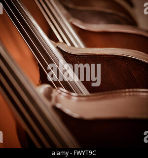 Groupe des violoncelles dans l'atelier luthier Banque D'Images