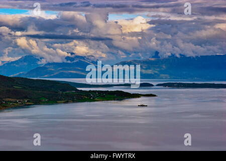 Vue d'un village près de Aun Harstad dans le nord de la Norvège. Banque D'Images