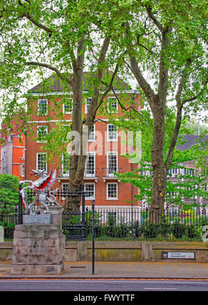 Londres, ANGLETERRE - 29 avril 2011 : Silver Dragon marque la limite de la ville de Londres à Londres en Angleterre. Il montre les limites de la ville de Londres. Il est placé à Victoria Embankment Banque D'Images