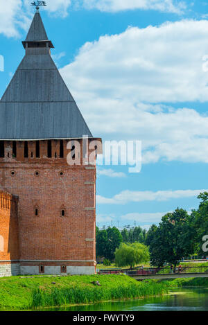 Smolensk Kremlin - structure défensive, construit en 1595-1602. La longueur totale de la forteresse mur avec 38 Smolensk Kremlin tower Banque D'Images