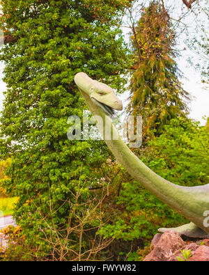 DRUMNADROCHIT, ÉCOSSE - 9 mai 2011 : Le monstre du Loch Ness, Nessie statue dans le Loch Ness en Écosse. Le Loch Ness est une ville dans les highlands en Ecosse au Royaume-Uni. Banque D'Images