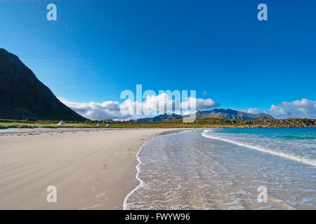 Plage de sable fin et à proximité du site de camping sur l'île Gimsøy Hov sur les Lofoten, dans le nord de la Norvège. Banque D'Images